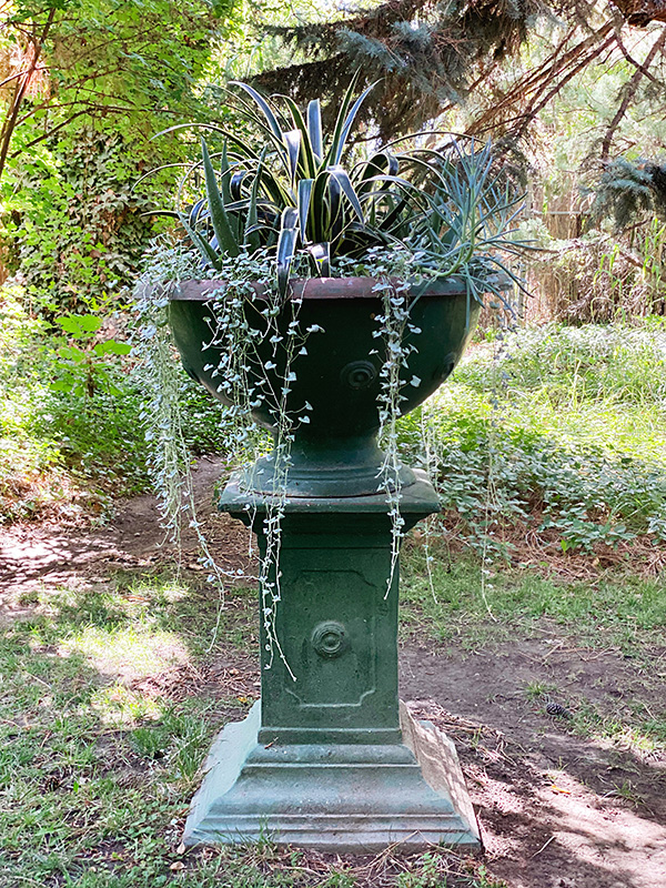 Green Garden urn