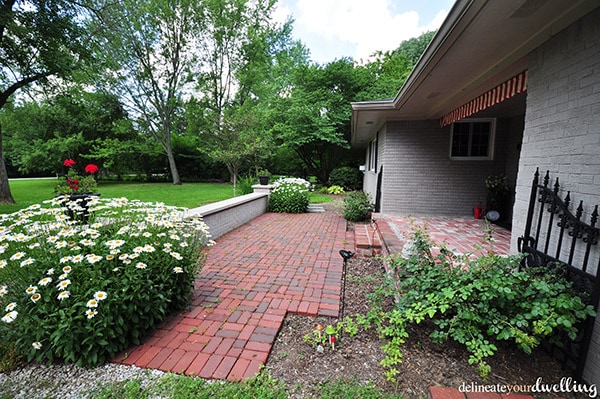 Be inspired by this Adorable Midwest Front Patio Open House! delineateyourdwelling.com #Midwestfrontpatio