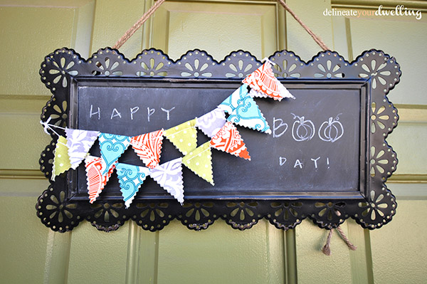 Learn to create this DIY Halloween door sign! Delineate Your Dwelling #fallcurbappeal