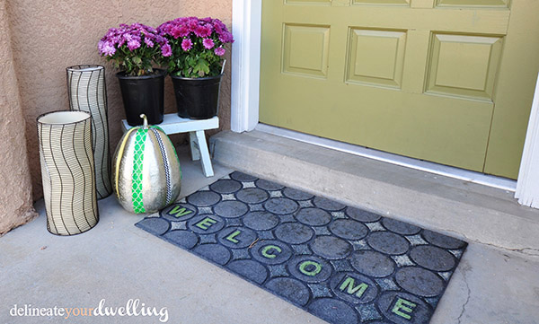 Learn to create this DIY Halloween door sign! Delineate Your Dwelling #fallcurbappeal