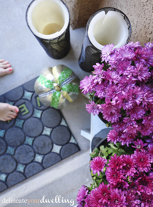 Learn to create this DIY Halloween door sign! Delineate Your Dwelling #fallcurbappeal