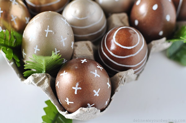 Learn how to create simple DIY Metallic Gold Plastic Easter Eggs using spray paint and chalk markers! The finished result is trendy, fun and so easy. Delineate Your Dwelling #goldplasticeastereggs #goldeastereggs #diyeasteregg