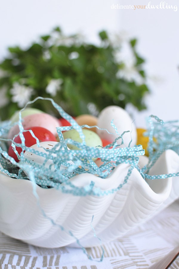 Fun tips on how to set an Easy Spring Table Setting.  Perfect for having friends and family over for brunch or a Easter Eggs hunt party! Delineateyourdwelling.com #eastertablesetting #eastertable #springtable #easteregghunttable 