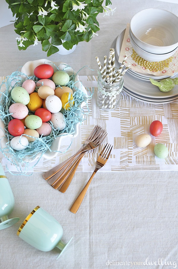 Fun tips on how to set an Easy Spring Table Setting.  Perfect for having friends and family over for brunch or a Easter Eggs hunt party! Delineateyourdwelling.com #eastertablesetting #eastertable #springtable #easteregghunttable 