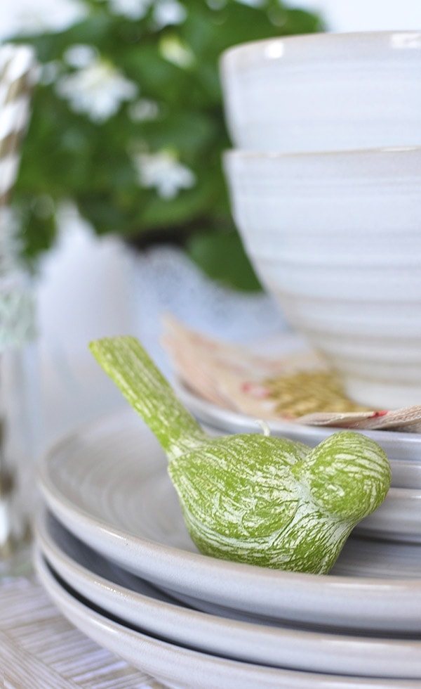 Fun tips on how to set an Easy Spring Table Setting.  Perfect for having friends and family over for brunch or a Easter Eggs hunt party! Delineateyourdwelling.com #eastertablesetting #eastertable #springtable #easteregghunttable 