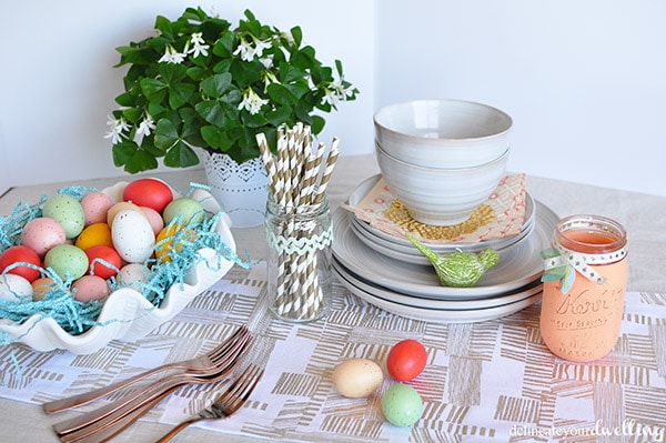 Fun tips on how to set an Easy Spring Table Setting.  Perfect for having friends and family over for brunch or a Easter Eggs hunt party! Delineateyourdwelling.com #eastertablesetting #eastertable #springtable #easteregghunttable 