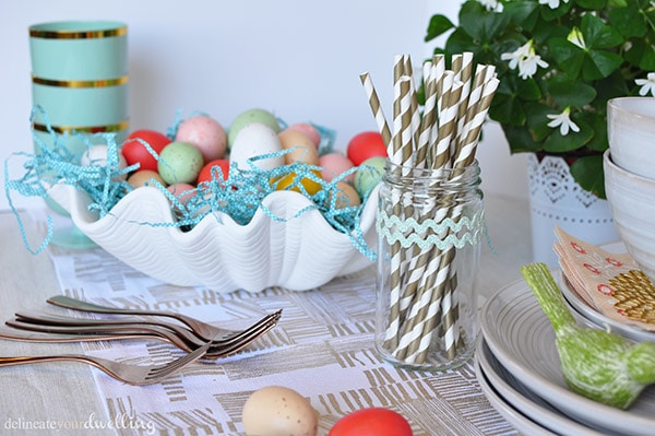 Fun tips on how to set an Easy Spring Table Setting.  Perfect for having friends and family over for brunch or a Easter Eggs hunt party! Delineateyourdwelling.com #eastertablesetting #eastertable #springtable #easteregghunttable 