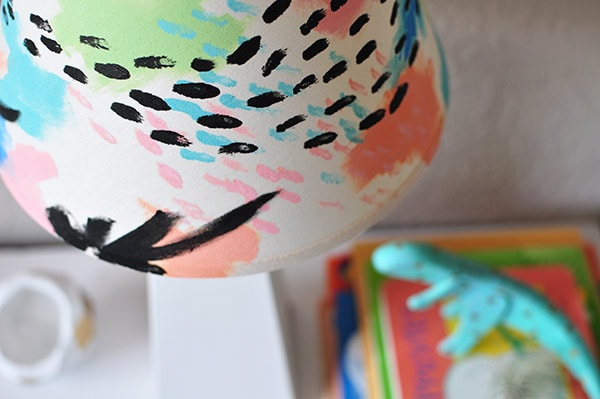 Give an old lamp shade a completely new look with minimal cost at all. Learn how to make a painted DIY Lampshade for your home! Delineate Your Dwelling #DIYPaintLampshade #paintlampshade #lampshadepaint
