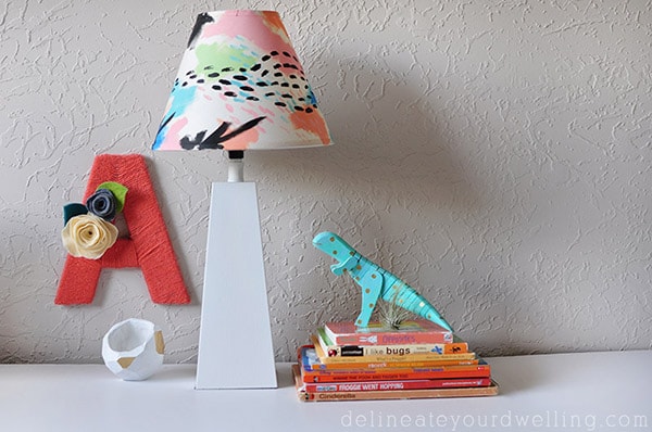 Give an old lamp shade a completely new look with minimal cost at all. Learn how to make a painted DIY Lampshade for your home! Delineate Your Dwelling #DIYPaintLampshade #paintlampshade #lampshadepaint