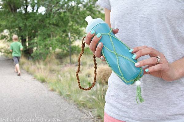 See how to stay hydrated on the GO with an easy to make DIY Macrame Water Bottle holder instructions! Check out the simple macrame pattern for any skill level! Delineate Your Dwelling #macrame #DIYmacrame