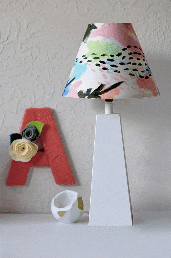 Give an old lamp shade a completely new look with minimal cost at all. Learn how to make a painted DIY Lampshade for your home! Delineate Your Dwelling #DIYPaintLampshade #paintlampshade #lampshadepaint