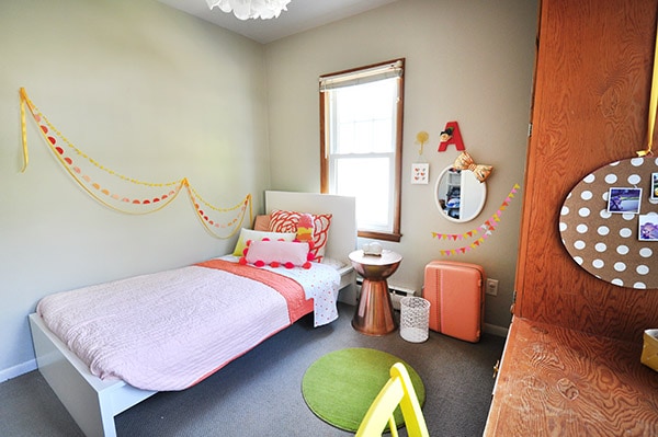 Even if you live in a Rental House, you can still make your home beautiful with a fun bedroom design! Check out how to Personalize a Little Girl's Bedroom with fun simple ideas. Delineate Your Dwelling #rentalhouse #littlegirlsbedroom #rentalbedroom #girlroom