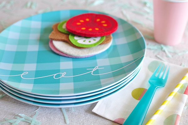 See how to make, design and enjoy cheerful plaid melamine Picnic Plates in a fun blue plaid pattern! Perfect for those Spring time picnics. Delineate Your Dwelling #springpicnics