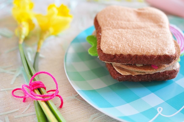 See how to make, design and enjoy cheerful plaid melamine Picnic Plates in a fun blue plaid pattern! Perfect for those Spring time picnics. Delineate Your Dwelling #springpicnics