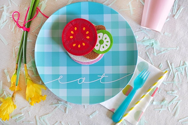 See how to make, design and enjoy cheerful plaid melamine Picnic Plates in a fun blue plaid pattern! Perfect for those Spring time picnics. Delineate Your Dwelling #springpicnics