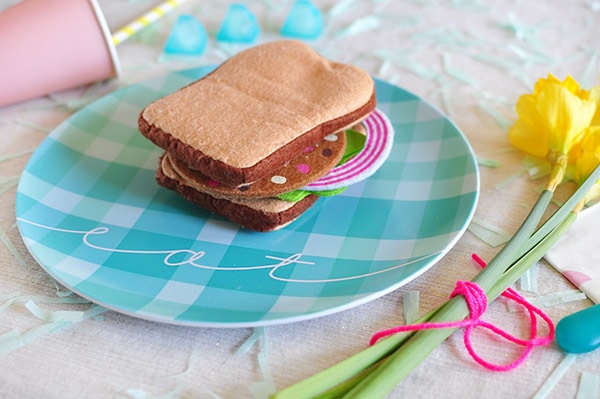 See how to make, design and enjoy cheerful plaid melamine Picnic Plates in a fun blue plaid pattern! Perfect for those Spring time picnics. Delineate Your Dwelling #springpicnics