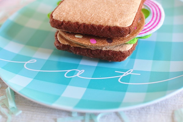 See how to make, design and enjoy cheerful plaid melamine Picnic Plates in a fun blue plaid pattern! Perfect for those Spring time picnics. Delineate Your Dwelling #springpicnics