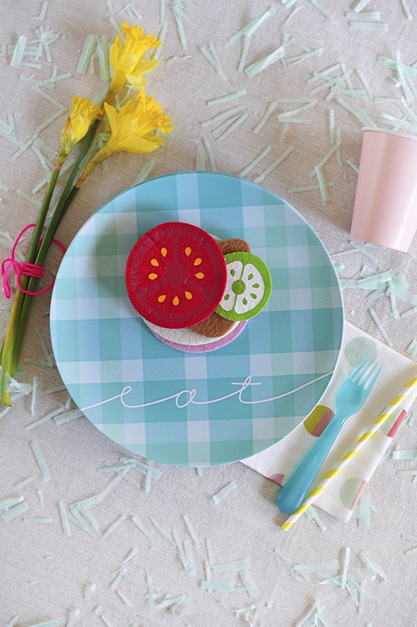 See how to make, design and enjoy cheerful plaid melamine Picnic Plates in a fun blue plaid pattern! Perfect for those Spring time picnics. Delineate Your Dwelling #springpicnics