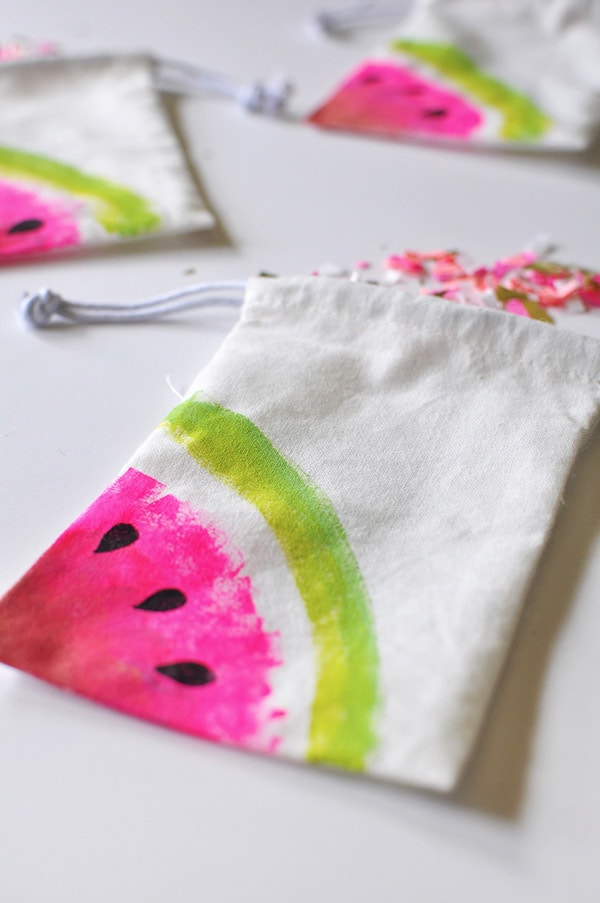  Learn how to make colorful painted Mini Watermelon Fruit Canvas Bags! #paintedwatermelon #watermelonbag #paintwatermelon #summercraft #craftwatermelon
