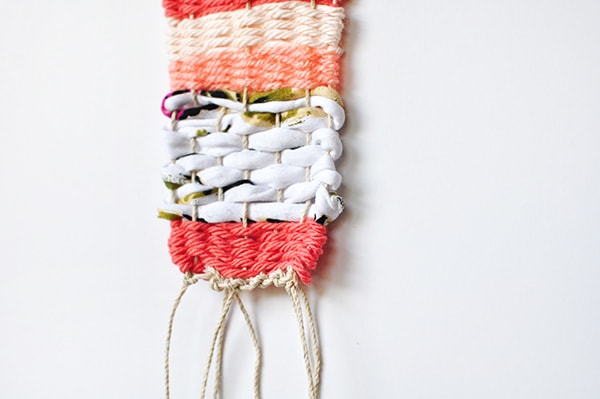 Learn how to make a Mini Wall Weaving using a few pieces of yarn, a simple step by step tutorial and you're left with a lovely boho wall weaving. Delineate Your Dwelling #miniwallweaving #wallweaving