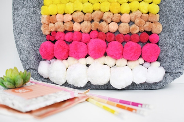 Learn how to make this fun modern Pom Pom Patterned Tote Bag to carry around all your things while on the go! Tons of texture built into this one. Delineate your Dwelling #pompom #pompomcraft