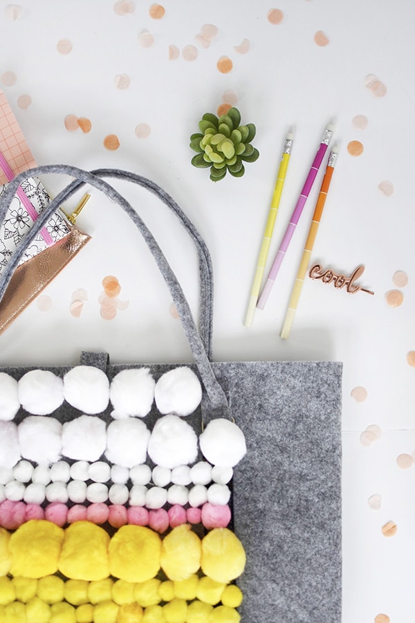 Learn how to make this fun modern Pom Pom Patterned Tote Bag to carry around all your things while on the go! Tons of texture built into this one. Delineate your Dwelling #pompom #pompomcraft