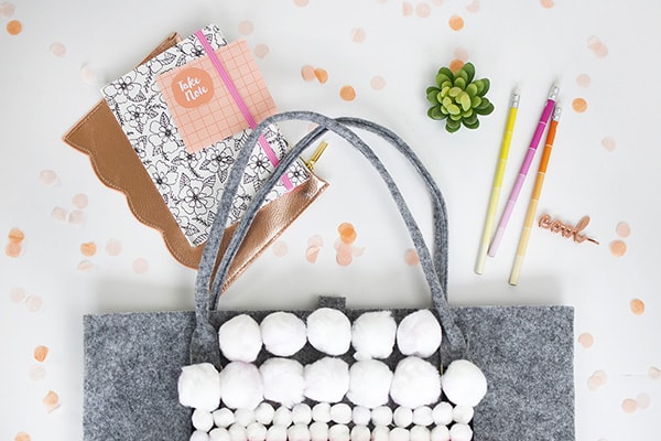 Learn how to make this fun modern Pom Pom Patterned Tote Bag to carry around all your things while on the go! Tons of texture built into this one. Delineate your Dwelling #pompom #pompomcraft