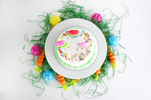 See how simple it is to create an adorable Edible Easter Cake Topper for your next Spring time get together, Egg Hunt party or Easter Celebration! Delineate Your Dwelling #EdibleCakeTopper #EasterEggCake