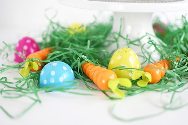 See how simple it is to create an adorable Edible Easter Cake Topper for your next Spring time get together, Egg Hunt party or Easter Celebration! Delineate Your Dwelling #EdibleCakeTopper #EasterEggCake
