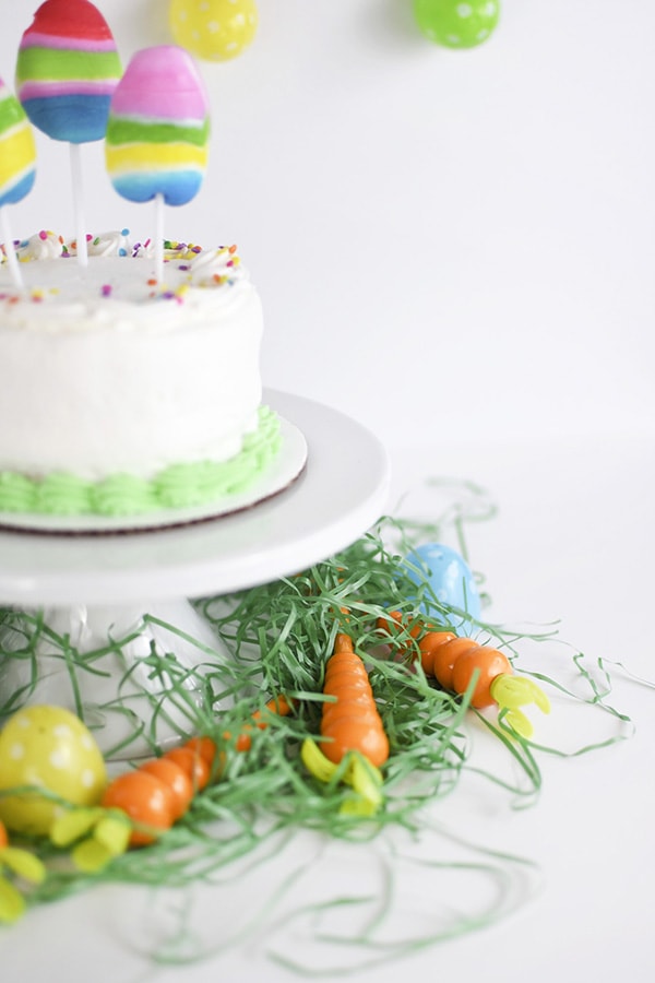 See how simple it is to create an adorable Edible Easter Cake Topper for your next Spring time get together, Egg Hunt party or Easter Celebration! Delineate Your Dwelling #EdibleCakeTopper #EasterEggCake