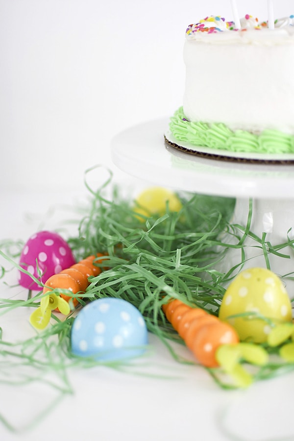 See how simple it is to create an adorable Edible Easter Cake Topper for your next Spring time get together, Egg Hunt party or Easter Celebration! Delineate Your Dwelling #EdibleCakeTopper #EasterEggCake