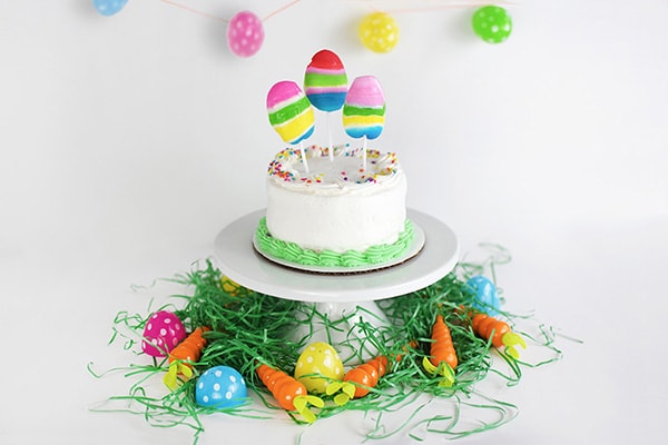 See how simple it is to create an adorable Edible Easter Cake Topper for your next Spring time get together, Egg Hunt party or Easter Celebration! Delineate Your Dwelling #EdibleCakeTopper #EasterEggCake