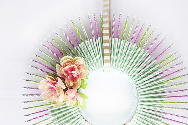 Simple and Colorful Spring Wreath, Delineate Your Dwelling