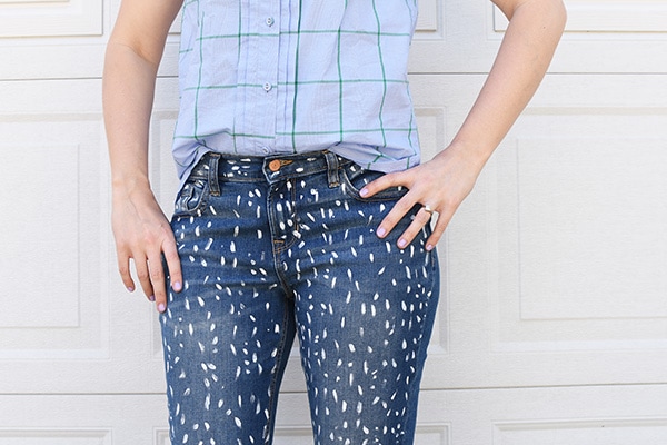 Learn how to make a simple and stylish DIY Blue Jean pattern with an easy tutorial! Create this fun white Paint Patterned Denim Jean which is perfect for a night on the town. Delineate Your Dwelling #paintbluejeans #paintedjeans #whitepatternjeans