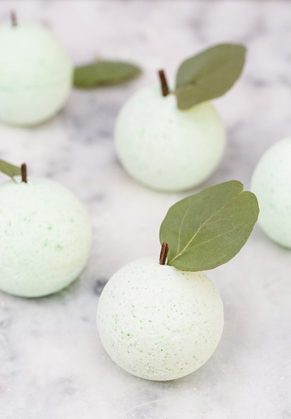 diy_green_apple_bath_bombs_sugar_and_charm_4-2-1