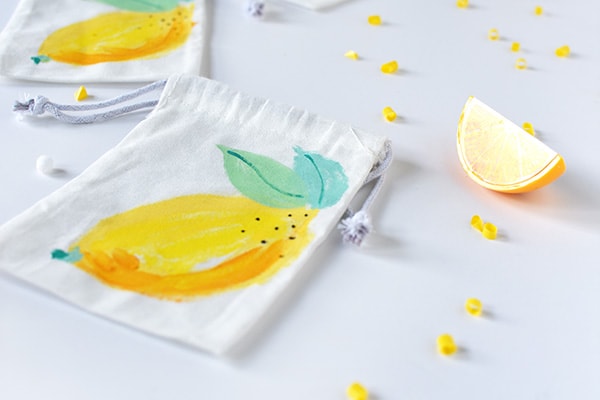 Easy DIY Painted Lemon Bags! They are great to give as gift bags, teacher gifts or just told tasty treats. Perfect for summer fun. Delineate Your Dwelling #paintlemon #lemonbag #fruitcraft