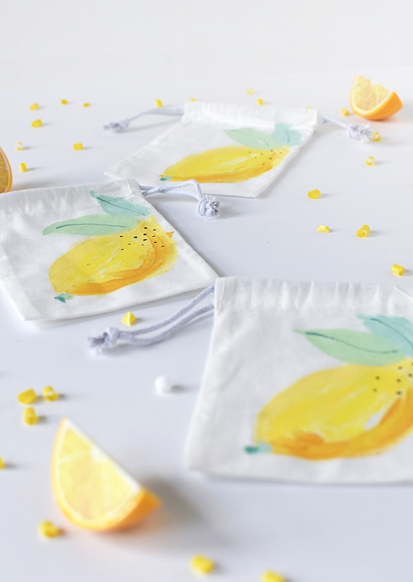 Simple DIY Lemon Paint Bags! Delineate Your Dwelling #paintlemon #lemonbag #fruitcraft