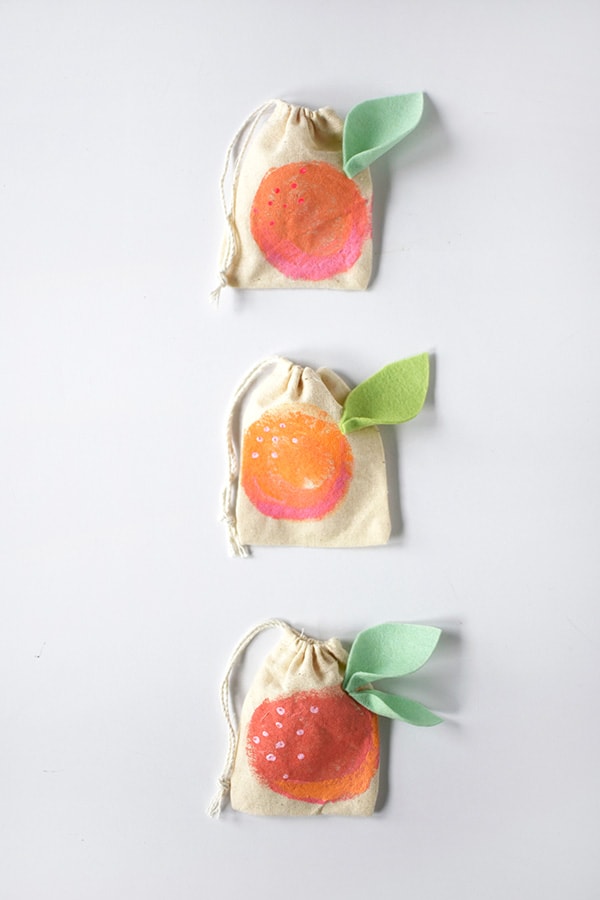 Fruity fun with these Mini Peach Painted Bags, Delineate Your Dwelling