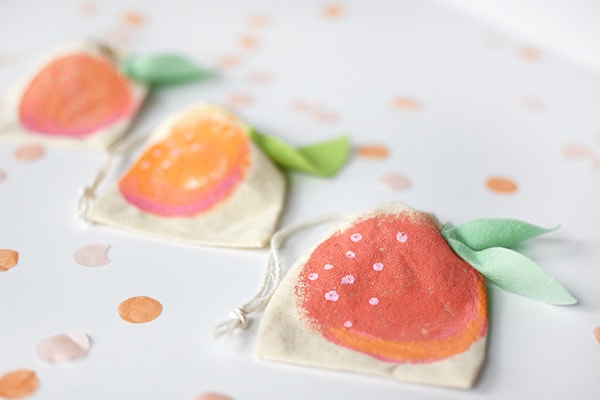 Fruity fun with these Mini Peach Painted Bags, Delineate Your Dwelling