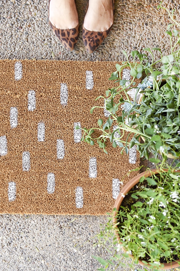 15 minute Painted DIY White Dash Doormat