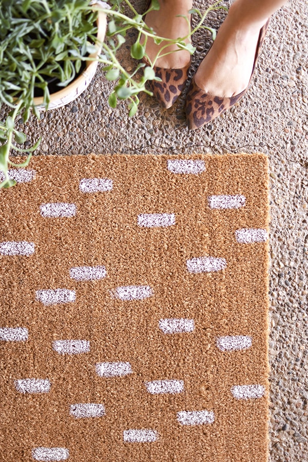 15 minute Painted DIY White Dash Doormat, Delineate Your Dwelling