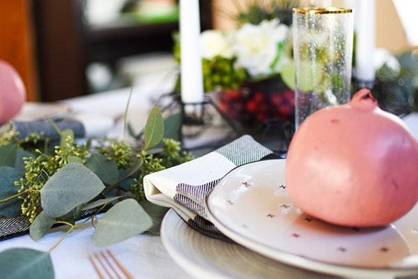 Minimal Thanksgiving Table in subtle black white green and pink! Easy to create yourself. Delineate Your Dwelling