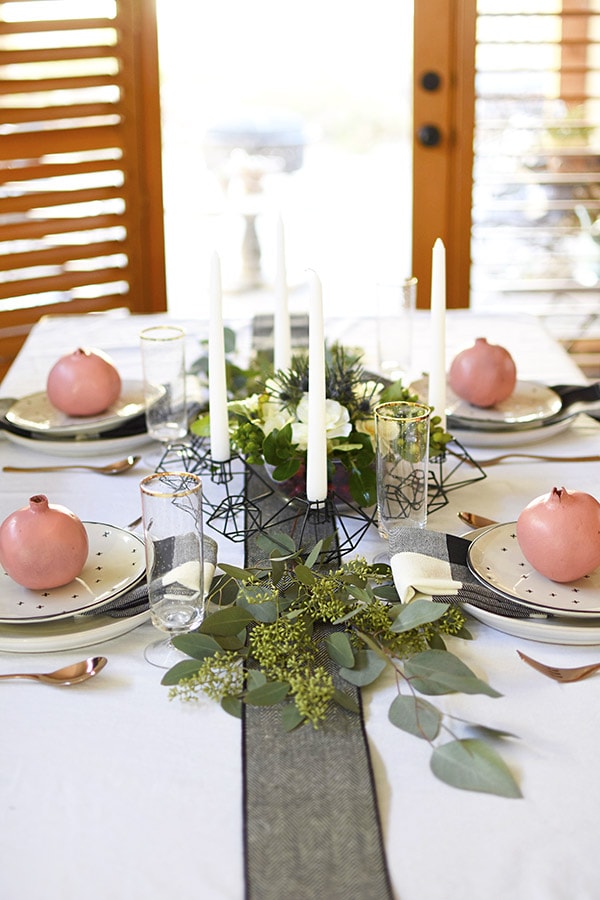 Minimal Thanksgiving Table in subtle black white green and pink! Easy to create yourself. Delineate Your Dwelling