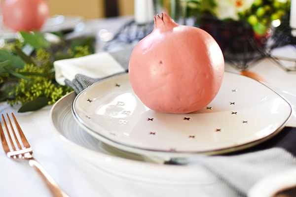 Minimal Thanksgiving Table in subtle black white green and pink! Easy to create yourself. Delineate Your Dwelling