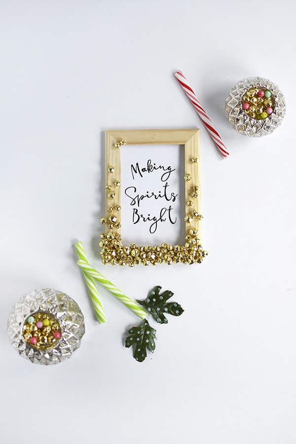 Fun to craft Holiday Jingle Bell Frames, Delineate Your Dwelling #christmascraft #jinglebells