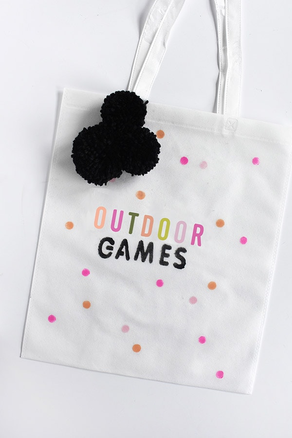 Outdoor Games DIY Bag - The perfect crafty tote to hold all your supplies! Delineate Your Dwelling