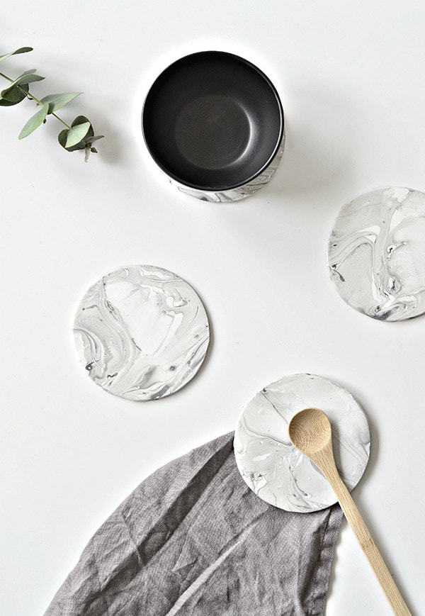 faux-marble-coasters-diy-white