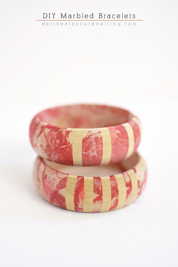 See the quick and easy tips for these fun DIY Marbled Bracelets, a great craft project for any skill level. Delineate Your Dwelling #marbledjewelry #statementjewelry