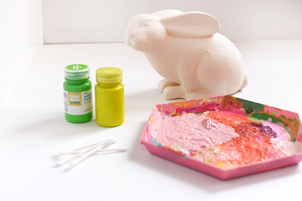  Learn how to make unique patterned Spring Bunny with polka dots. These fun centerpieces will be great additions to your Easter table this year. Delineate Your Dwelling #springbunny #bunnycenterpiece