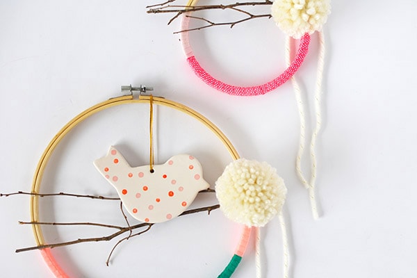 Embroidery Hoop Wreaths for Spring time! Easy to make and so fun to customize to your perfect colors! Delineate Your Dwelling